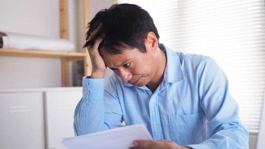 悩んでいる男性