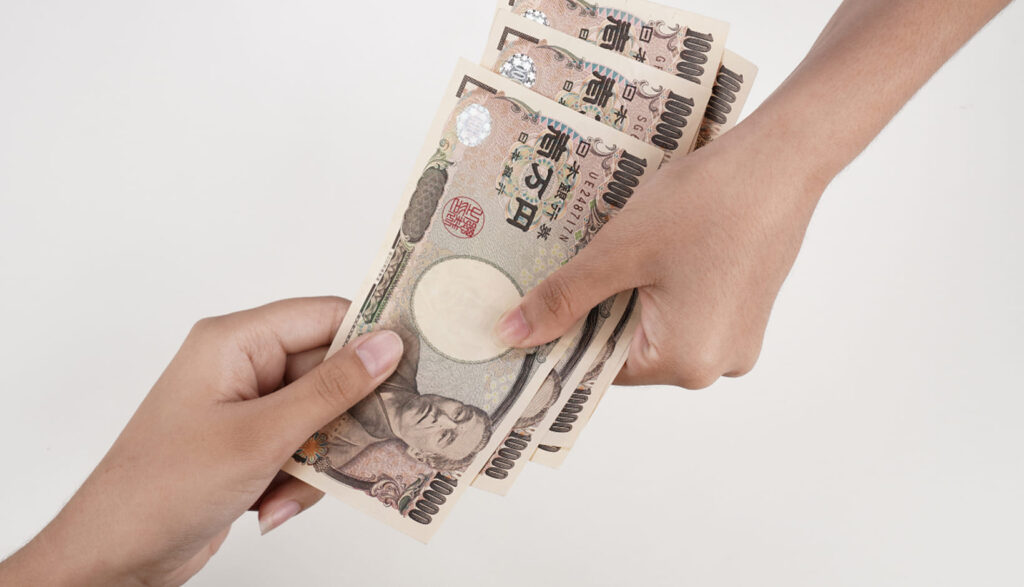 現金を手渡ししている