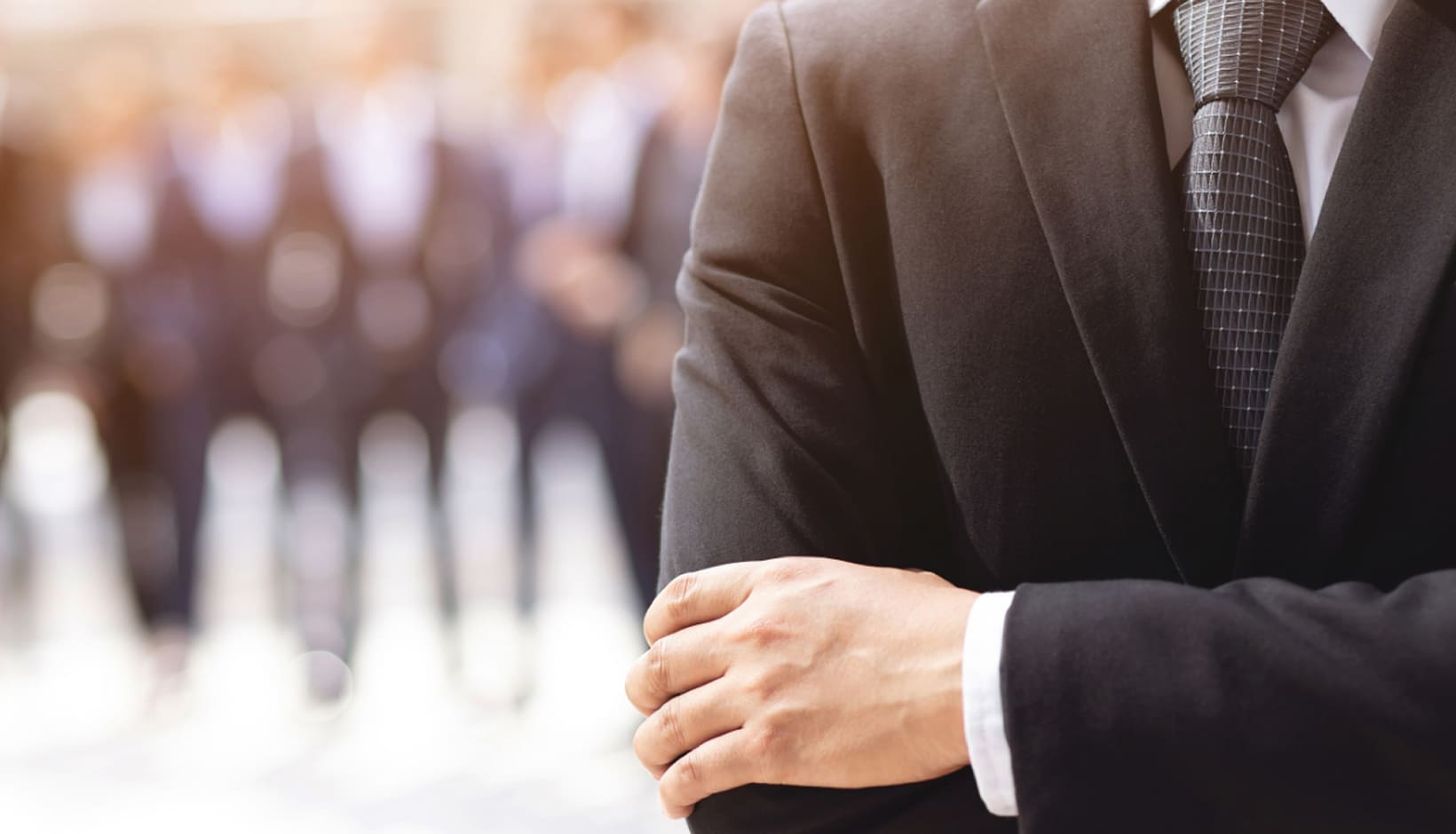 腕を組んでいる男性