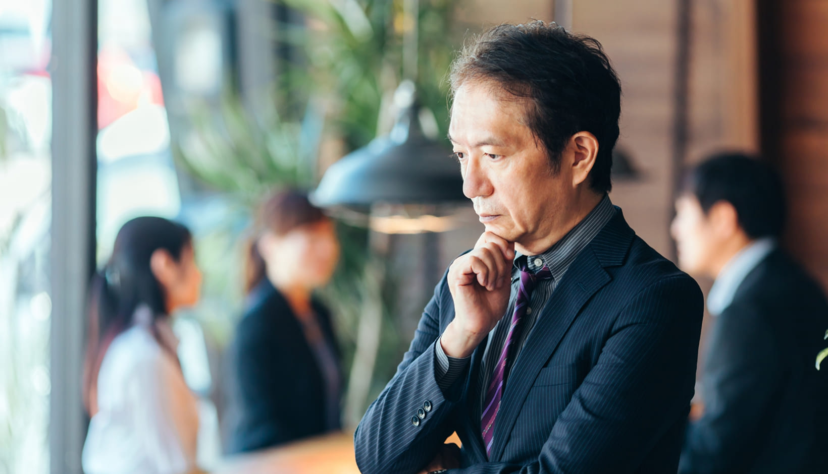 考えている男性